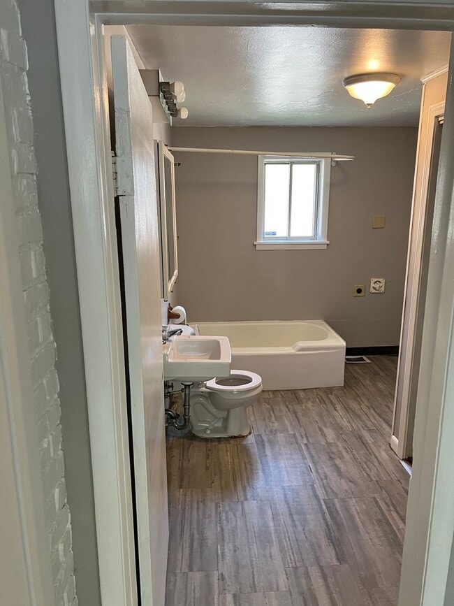 Photo - Cornell Duplexes Unidad 1527 E Cornell