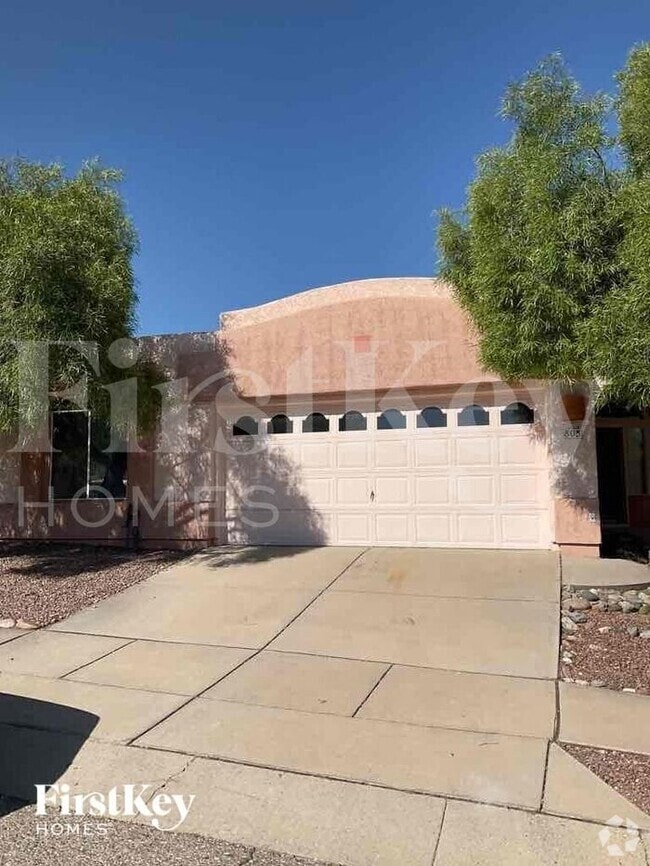 Building Photo - 805 N Posthole Ln Rental