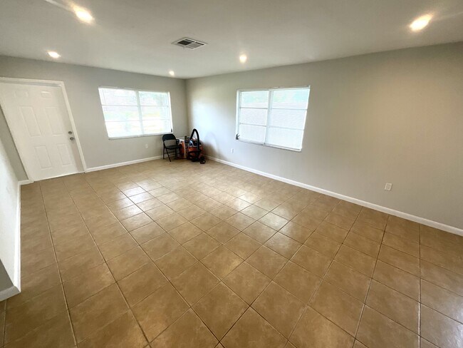 Photo - 610 SE 13th Ct