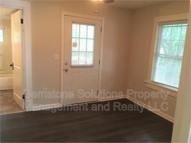 Photo - 405 Granbury St