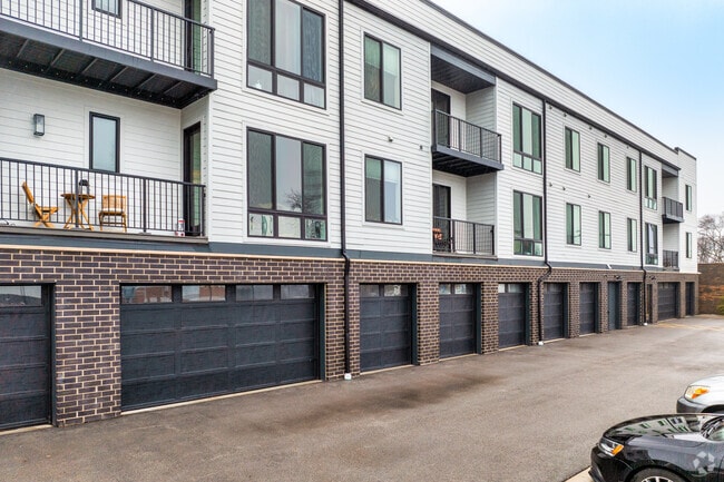 Garajes - Fairview Station