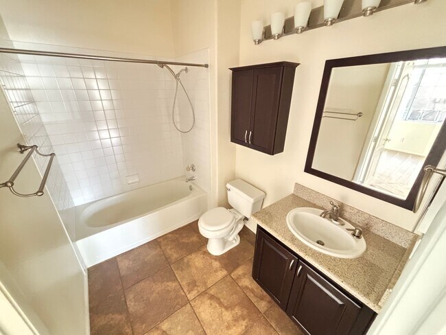 Photo - Charming 2Bed/Bath Condo located in a beautiful gated community in the Southwest. Unidad 101