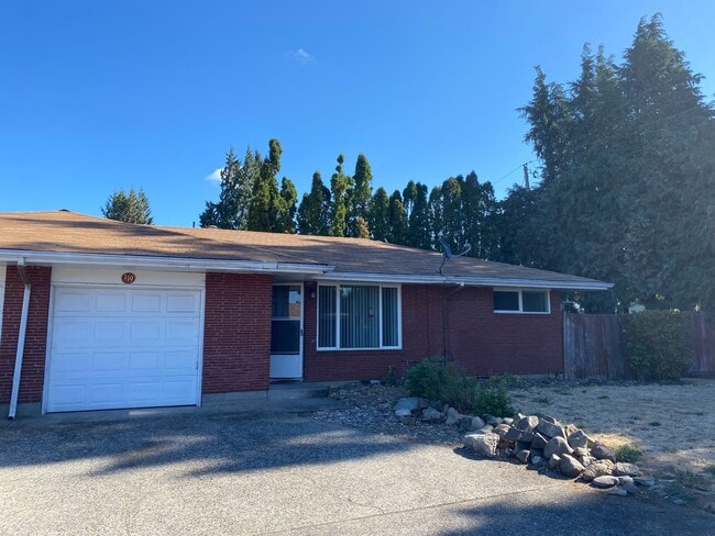 Building Photo - r115/119vDuplex Unit 119