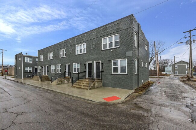 Modern 2BR Townhouse | Walk to Downtown | All Utilities Included