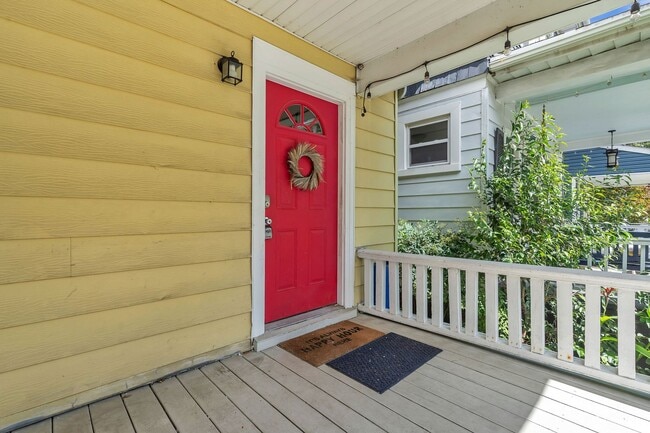 Photo - Spacious, Stunning 5 Bedroom Home in Norfolk Available NOW!