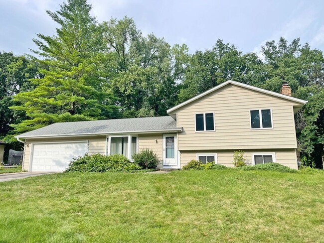 Building Photo - 4-Level Home with Fireplace & Big Yard is ...
