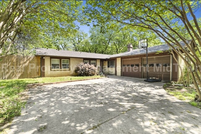 Building Photo - 2827 Blackwood Dr