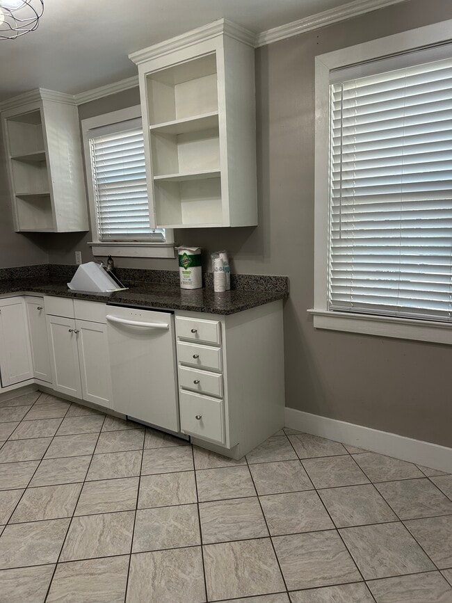 Photo - 661 Adluh St