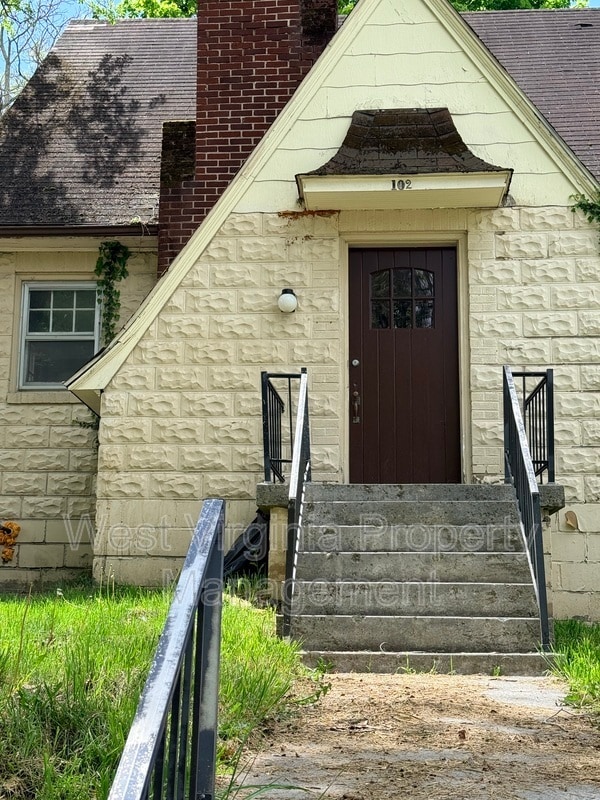 Building Photo - 102 Temple St