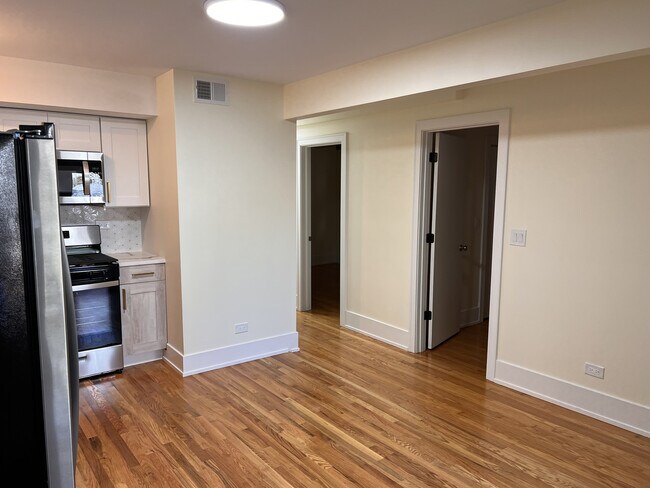 Photo - 1726 W Catalpa Ave Unit 2