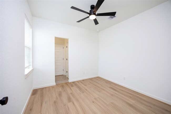 Building Photo - 1993 Longmire Villas Ct