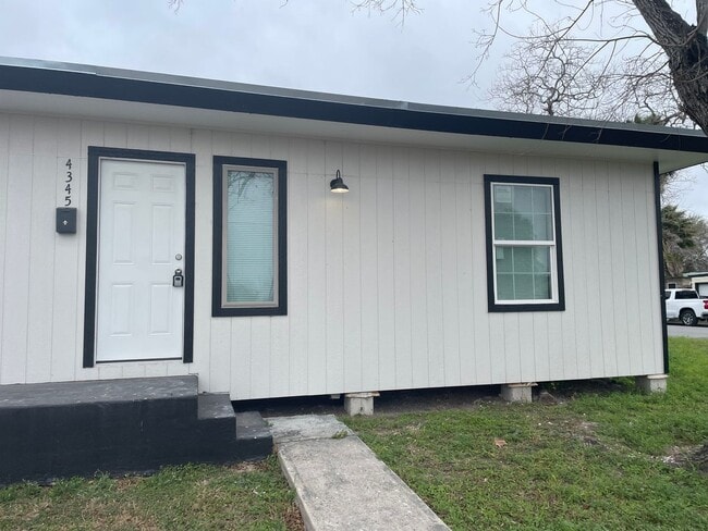 Building Photo - Delightful 2-Bedroom, 1-Bath Duplex for Rent – Updated and Move-In Ready!