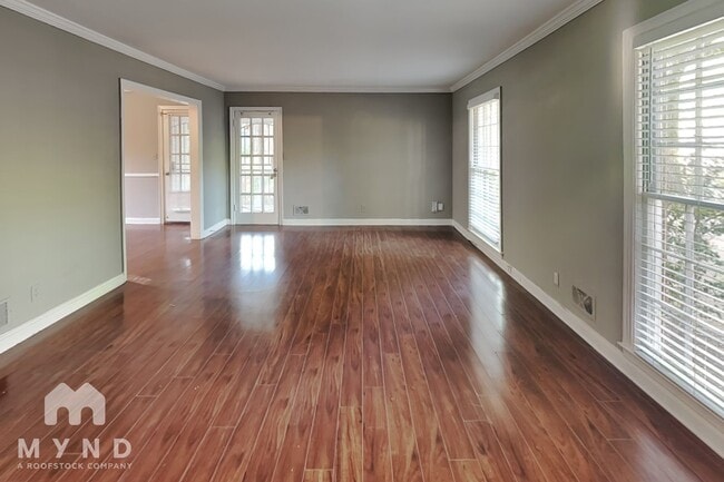 Photo - 990 Lynhurst Dr SW