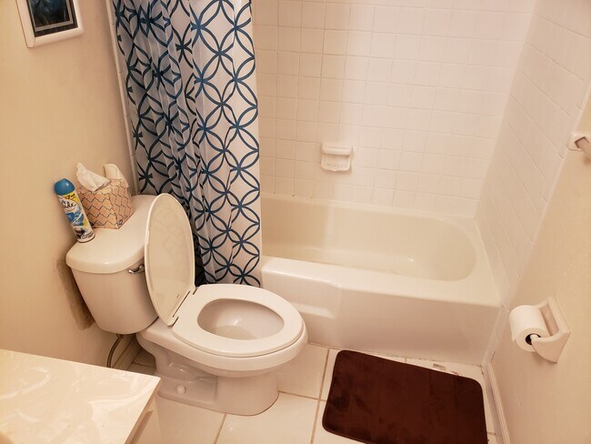 Bathroom w Shower in tub - 8911 Blind Pass Rd Unidad Furnished