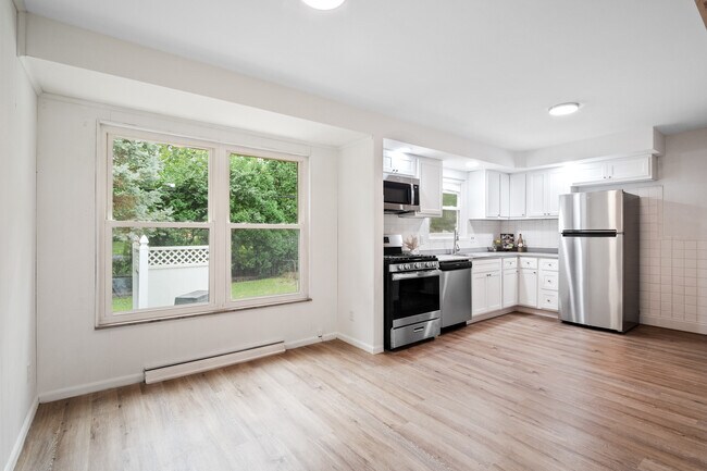 Bright and sunny kitchen/breakfast room - 620 Saint Bernard Dr