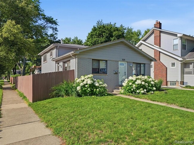 Photo - 828 E 2nd St