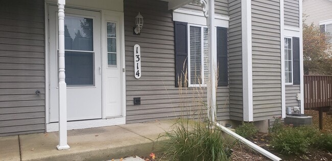 Building Photo - 1314 Sandhurst Ln Rental