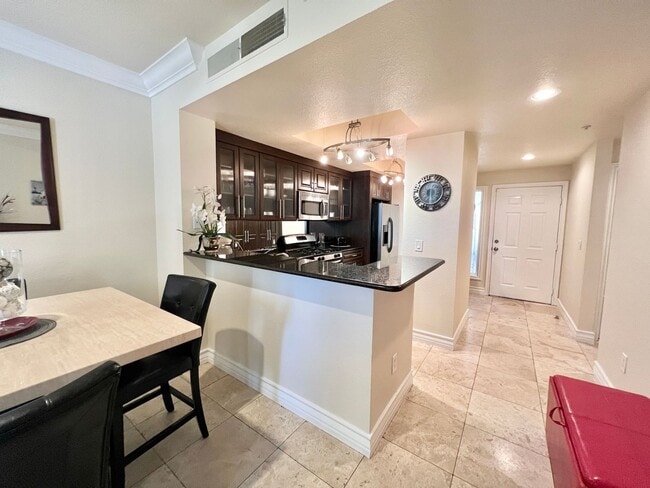 Photo - Meridian FURNISHED 2 BDR /2 BATH Luxury Condo - RESORT STYLE LIVING, 1-1/2 Blocks From The Heart ... Unidad 313