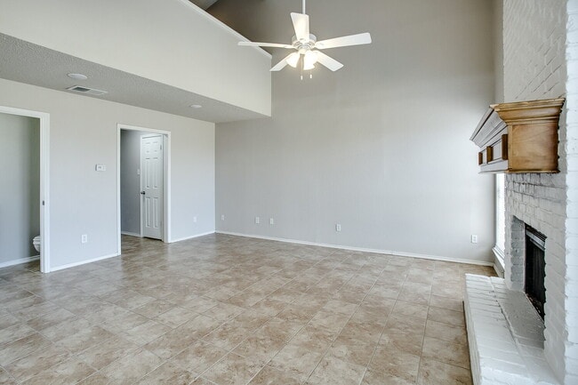 Photo - Spacious 2/2.5/2!