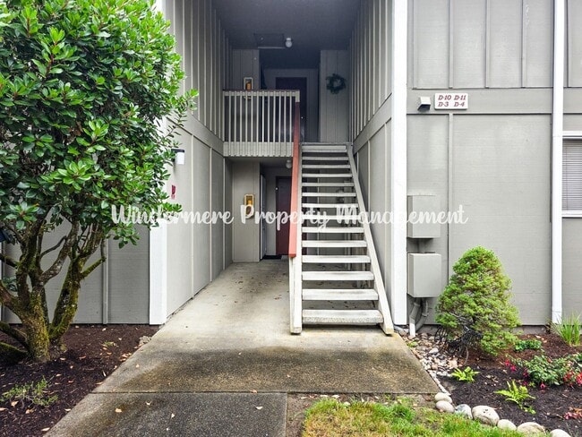 Building Photo - Fully Furnished ground Floor Unit in Conve... Rental