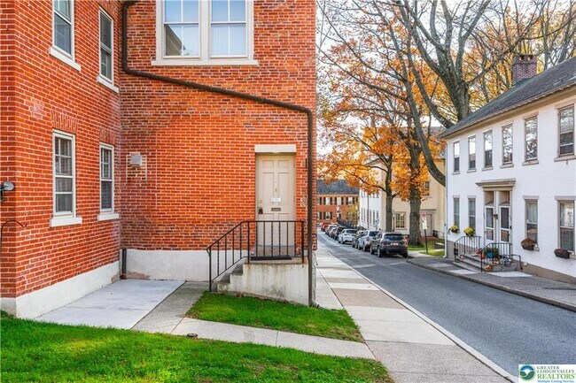 Photo - 426 Heckewelder Pl Unit 2