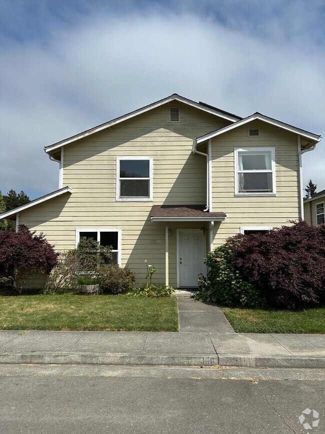 Building Photo - Spacious 4 Bedroom, 2.5 Bathroom Home in A...