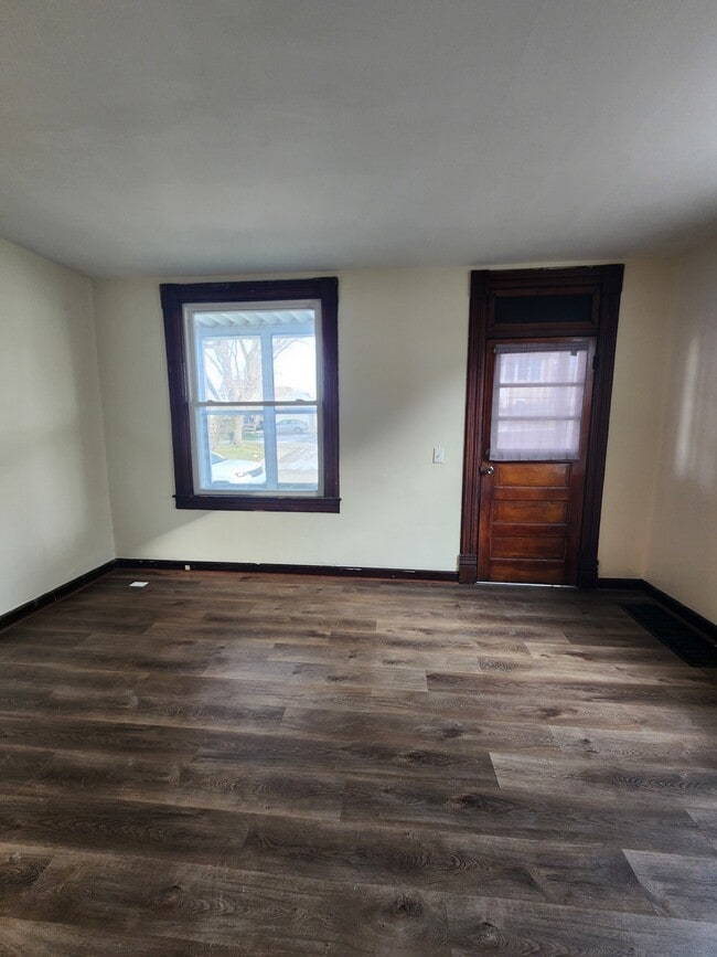 Photo - 2259 Schroeder St