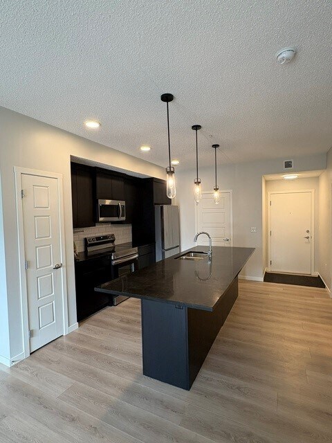 1 bed + den, 2 bath unit located in the SW area of Belmont