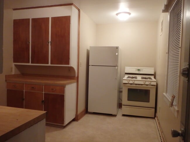 Building Photo - 320 S Grand Ave Unit Student Housing near Carroll University