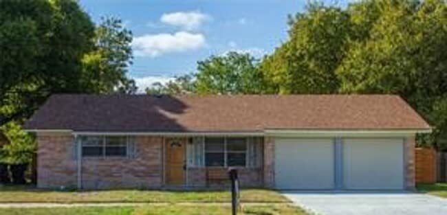 Building Photo - 4-bedroom house! Large back yard!