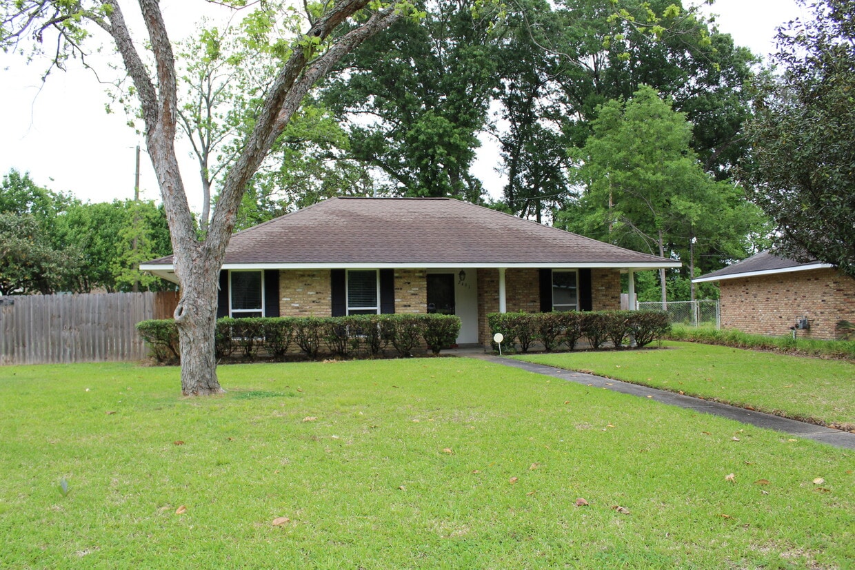 Corner Lot - 2491 Donald Dr (Baton Rouge, LA)