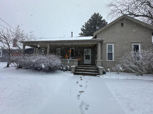 Building Photo - 703 Elm St Unit B