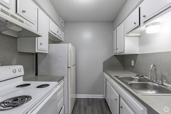 2BR, 2BA - 920SF