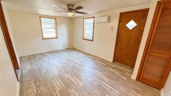1104 E Main St
