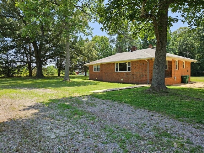 Building Photo - 2477 Meadow Rd