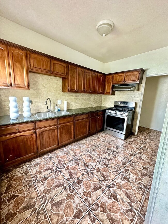 Photo - 331 W Manchester Blvd Unit 333 half