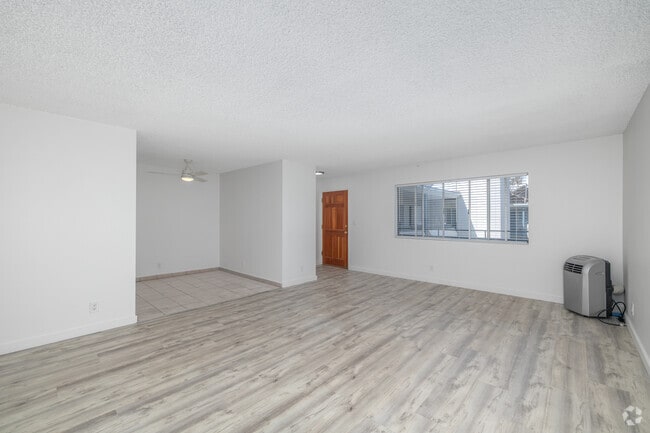 1BR, 1BA - 900SF - Living Room