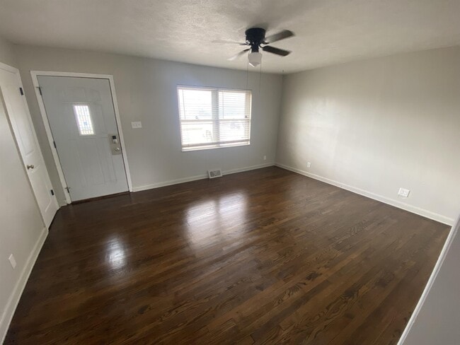 Photo - 877 Windsor Dr