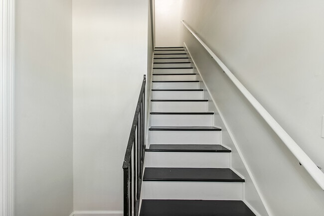 Building Photo - 303 W Henry St Unit B