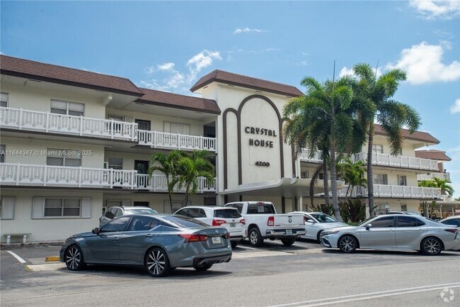 Building Photo - 4200 Crystal Lake Dr Unit 204 Rental