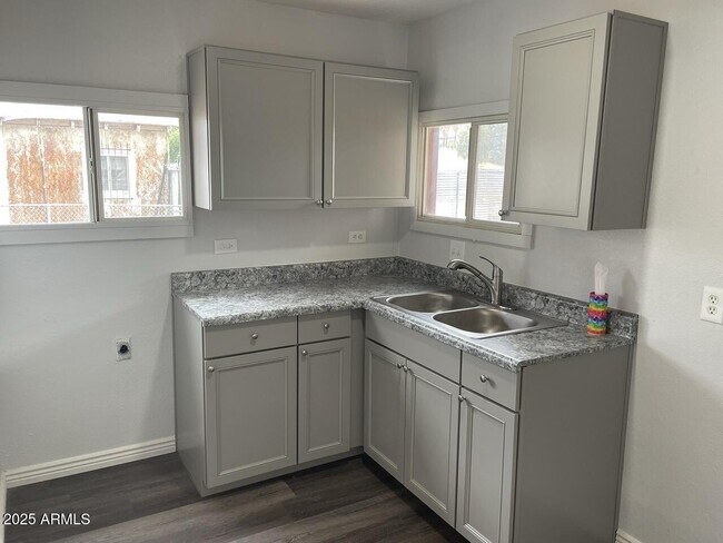 Photo - 737 S 2nd St Unit bk hs