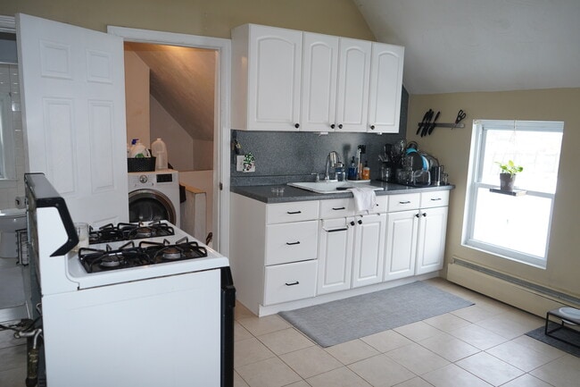 Building Photo - 1 Dean St Unit 2 Rental
