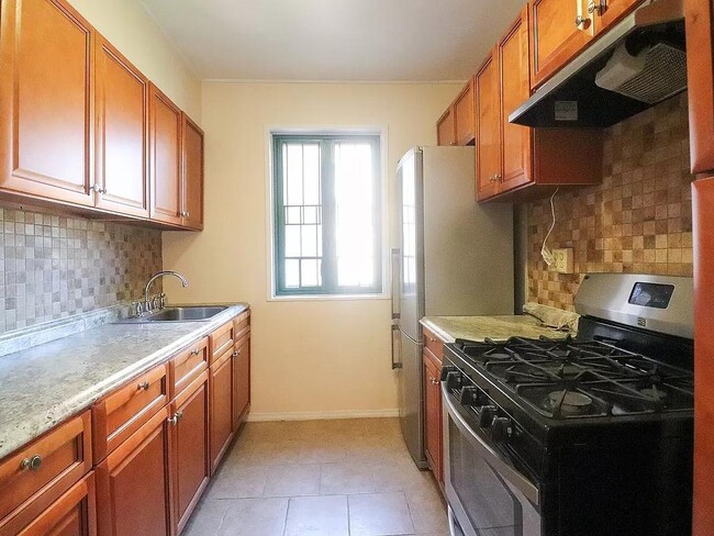 Photo - 5 Metropolitan Oval Unit 7B