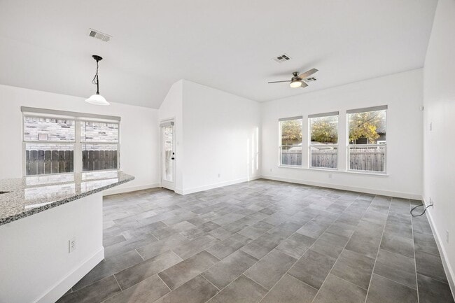 Photo - 2995 Overland St