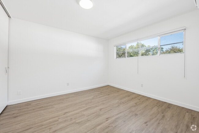 1BR, 1BA - 905SF - Primary Bedroom - 1313 Huntington Dr