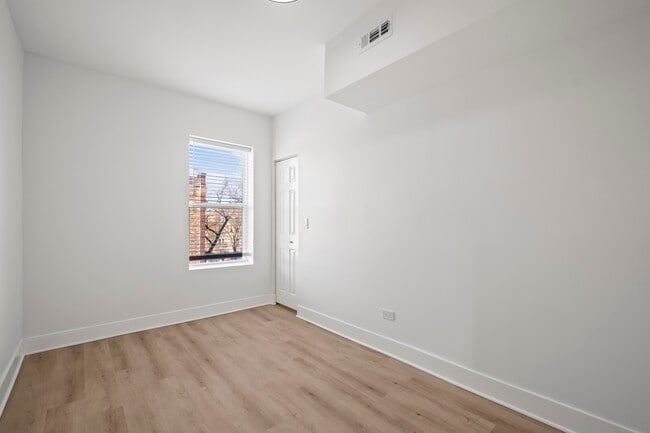 Photo - 3049 W Berteau Ave Unidad 3