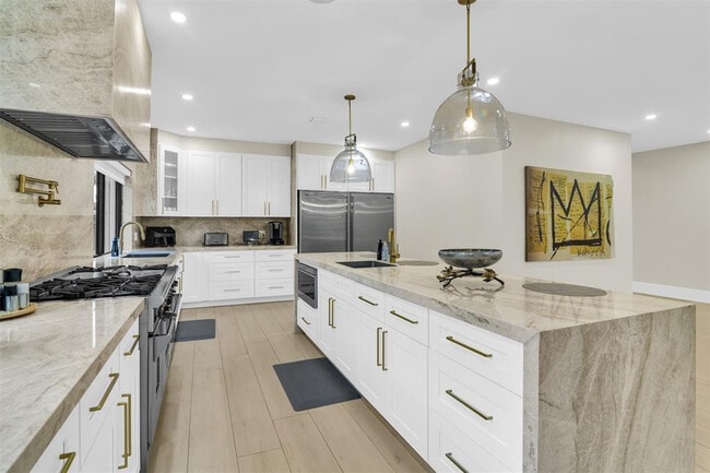 Photo - 319 S Riverside Dr