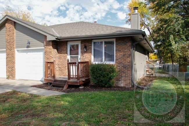 Photo - Comfortable 2 Bedroom/ 2 Bathroom Duplex |...