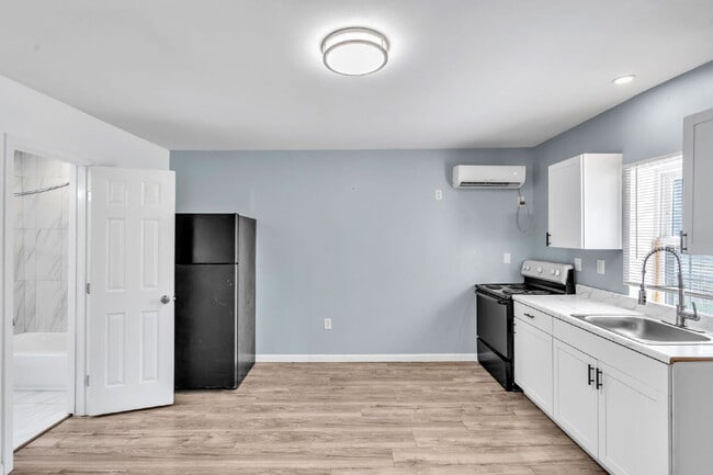 Photo - 2BR/1BA Triplex apartment home move-in ready!! $850/mo** Unidad A