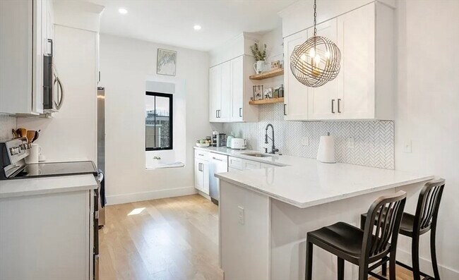 Building Photo - 8 Viking St Unit 3